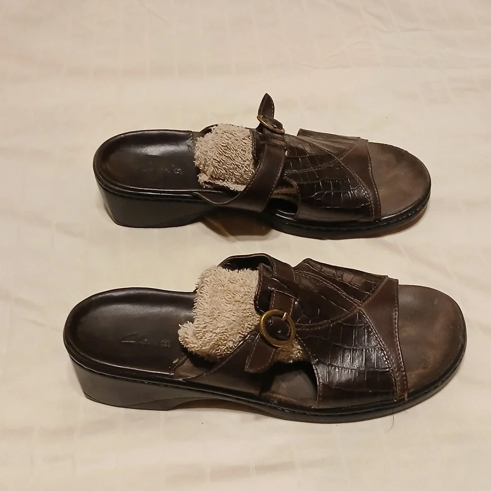 Clarks Women Dark Brown Faux Croc Wedge Sandals Comfort Fuzzy Lined Size Unknown